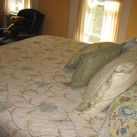 Hugging Bear Inn Bellows Falls Exterior foto