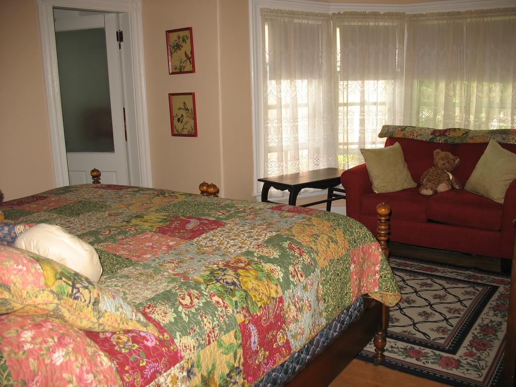Hugging Bear Inn Bellows Falls Exterior foto