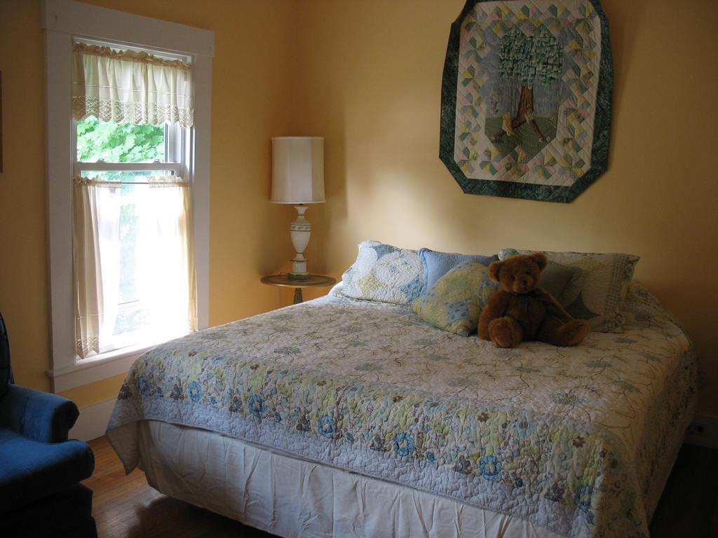 Hugging Bear Inn Bellows Falls Exterior foto