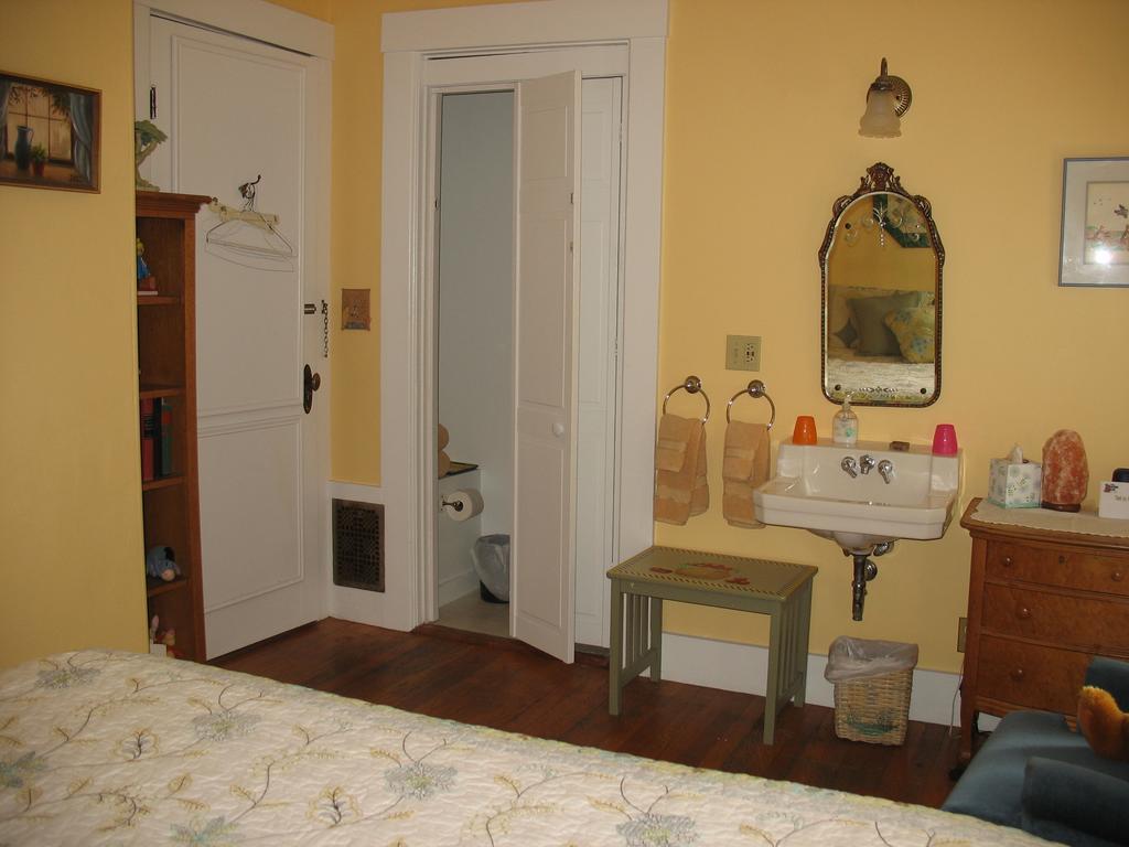 Hugging Bear Inn Bellows Falls Exterior foto