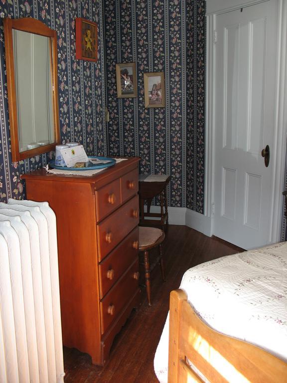 Hugging Bear Inn Bellows Falls Exterior foto