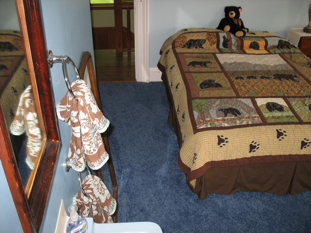 Hugging Bear Inn Bellows Falls Exterior foto