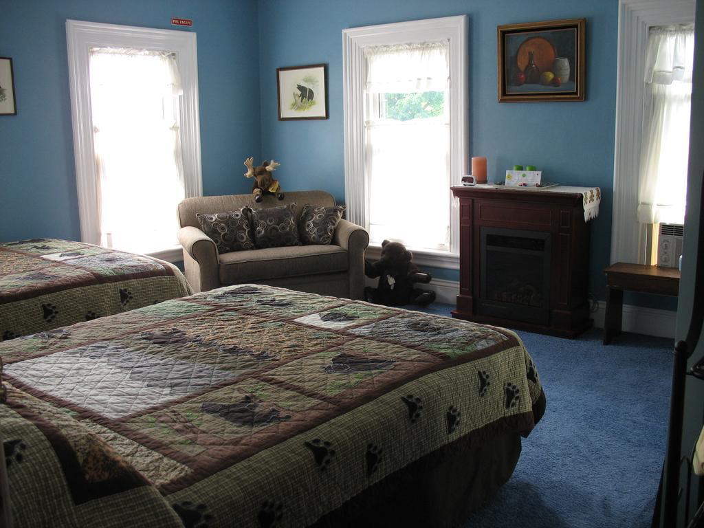 Hugging Bear Inn Bellows Falls Exterior foto
