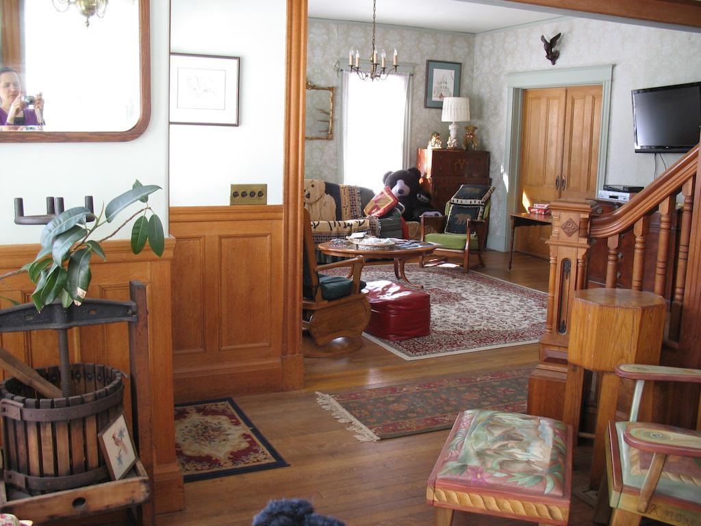 Hugging Bear Inn Bellows Falls Exterior foto